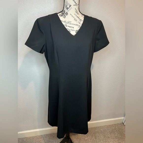 400. Liz Baker Black Shift Sheath Dress Short Sleeve Back V-Neck Knee Length - Picture 2 of 6